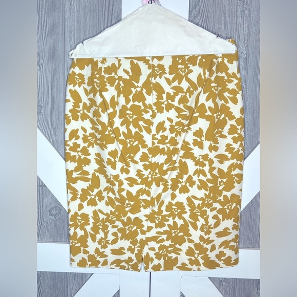 219. LOFT Floral Yellow and White Pencil Skirt Size 8 - Picture 2 of 3